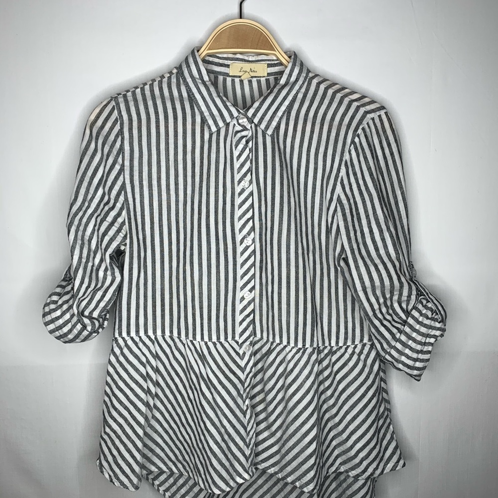 •women’s• Beautiful striped button up top S